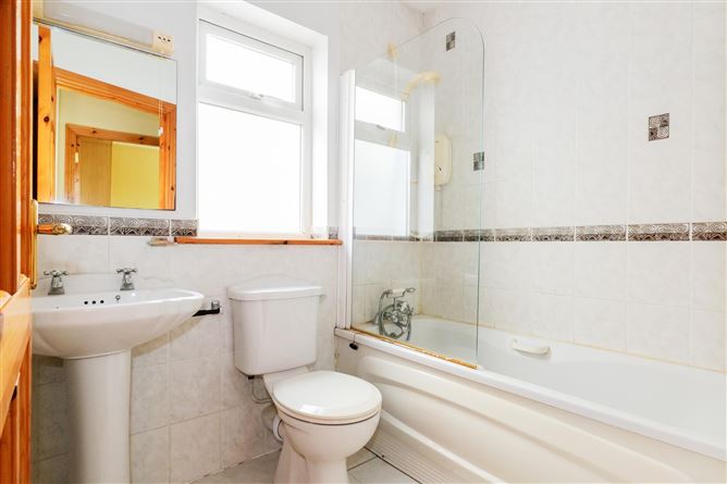 52 Ros Caoin, Roscam, Galway