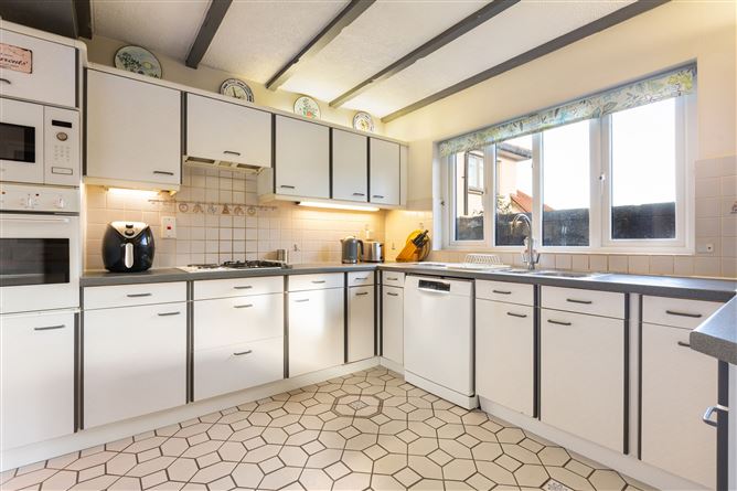 https://photos-a.propertyimages.ie/media/8/8/1/4998188/91f58018-a6f9-49e7-bf57-17b647910134_l.jpg