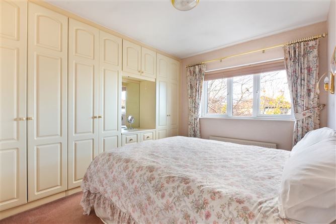 https://photos-a.propertyimages.ie/media/8/8/1/4998188/91f58018-a6f9-49e7-bf57-17b647910134_l.jpg
