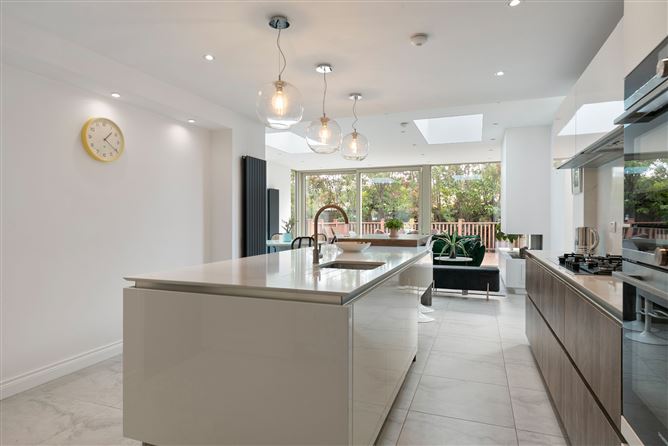 16 Brownsbarn Court, Kingswood Cross, Naas Road, Dublin 22