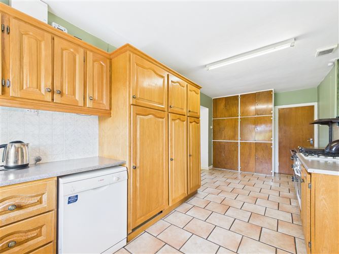 https://photos-a.propertyimages.ie/media/8/8/6/4919688/e81fa4c8-58d8-4028-8c07-b9eba944206e_l.jpg