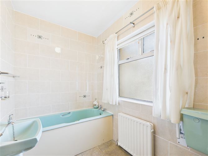 https://photos-a.propertyimages.ie/media/8/8/6/4919688/e81fa4c8-58d8-4028-8c07-b9eba944206e_l.jpg
