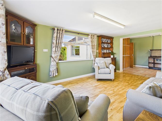 https://photos-a.propertyimages.ie/media/8/8/6/4919688/e81fa4c8-58d8-4028-8c07-b9eba944206e_l.jpg