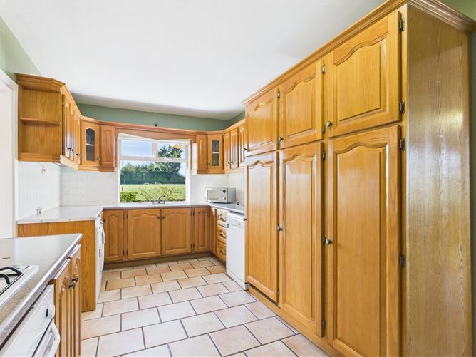 https://photos-a.propertyimages.ie/media/8/8/6/4919688/e81fa4c8-58d8-4028-8c07-b9eba944206e_l.jpg