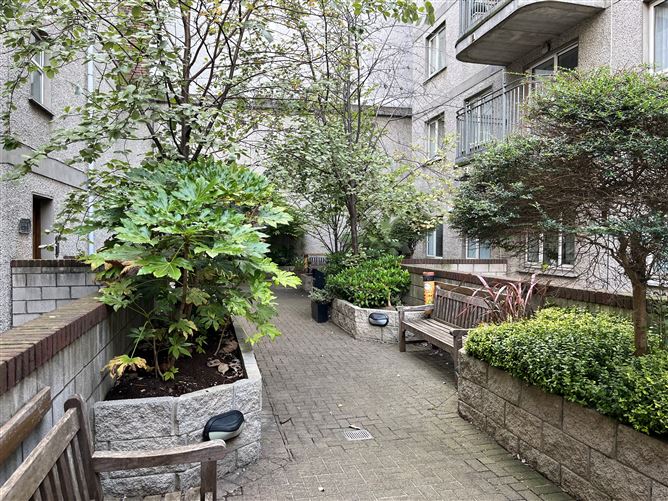 https://photos-a.propertyimages.ie/media/8/8/9/4955988/04db2c76-c626-4cf0-b592-7313e9e54be4_l.jpg