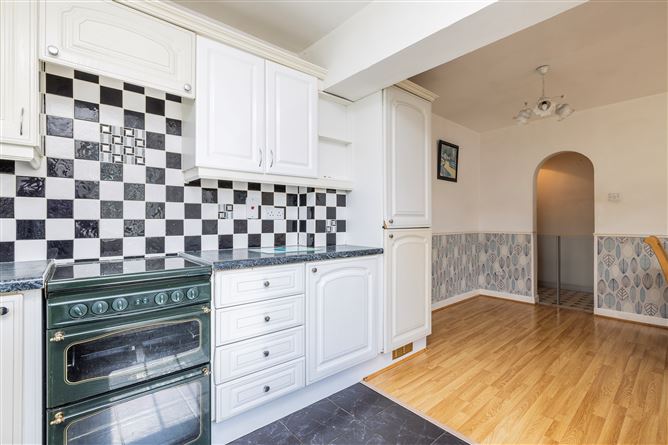 https://photos-a.propertyimages.ie/media/8/9/2/4952298/6217f9b6-5586-4f80-9e83-c09866403b92_l.jpg
