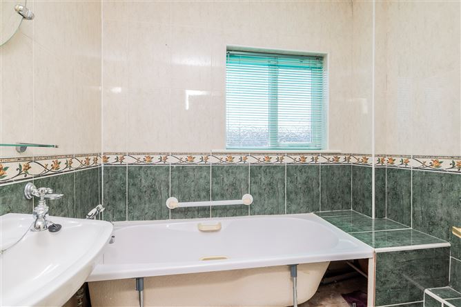 https://photos-a.propertyimages.ie/media/8/9/2/4952298/6217f9b6-5586-4f80-9e83-c09866403b92_l.jpg