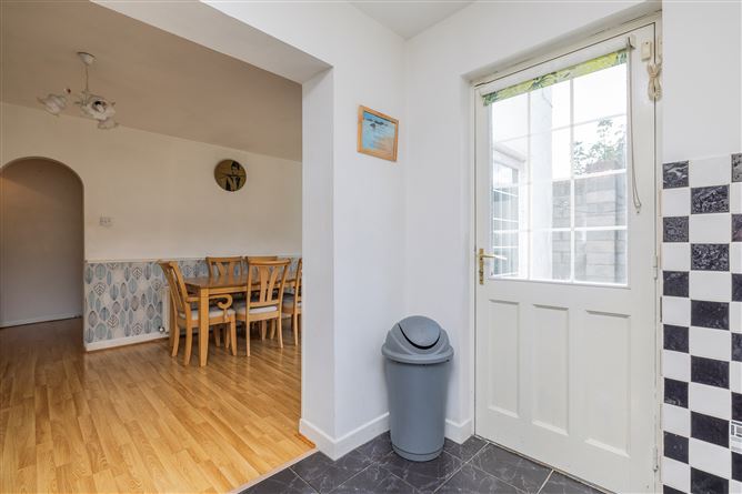 https://photos-a.propertyimages.ie/media/8/9/2/4952298/6217f9b6-5586-4f80-9e83-c09866403b92_l.jpg