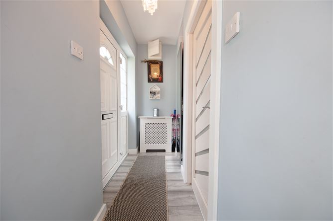 https://photos-a.propertyimages.ie/media/8/9/3/5017398/0a446b9d-d8da-400f-9c16-300626335e60_l.jpg