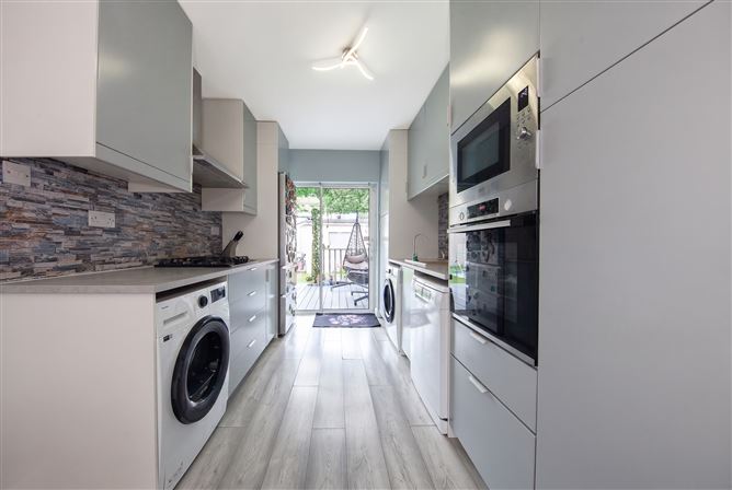 https://photos-a.propertyimages.ie/media/8/9/3/5017398/0a446b9d-d8da-400f-9c16-300626335e60_l.jpg