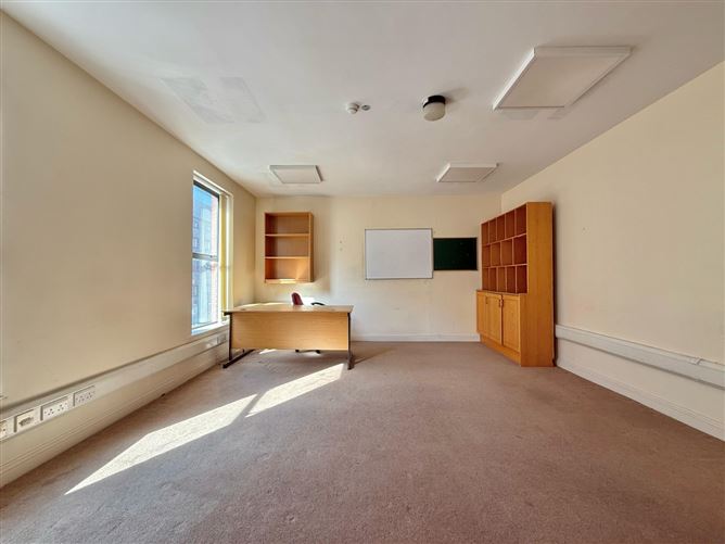 https://photos-a.propertyimages.ie/media/8/9/4/4928498/802d490a-44df-424c-aab2-1dbd989344da_l.jpg