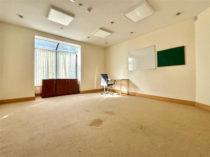 https://photos-a.propertyimages.ie/media/8/9/4/4928498/802d490a-44df-424c-aab2-1dbd989344da_l.jpg