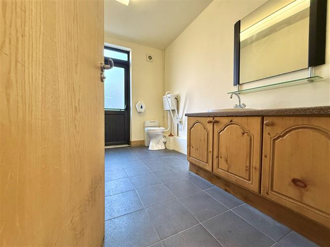 https://photos-a.propertyimages.ie/media/8/9/4/4928498/802d490a-44df-424c-aab2-1dbd989344da_l.jpg