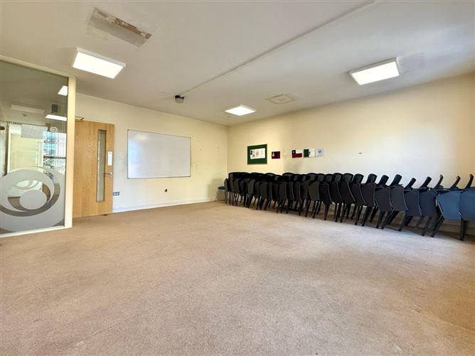 https://photos-a.propertyimages.ie/media/8/9/4/4928498/802d490a-44df-424c-aab2-1dbd989344da_l.jpg