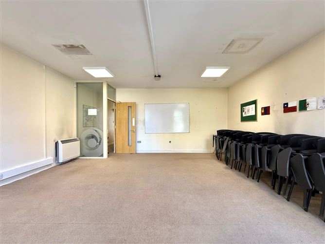 https://photos-a.propertyimages.ie/media/8/9/4/4928498/802d490a-44df-424c-aab2-1dbd989344da_l.jpg