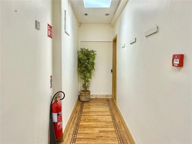 https://photos-a.propertyimages.ie/media/8/9/4/4928498/802d490a-44df-424c-aab2-1dbd989344da_l.jpg