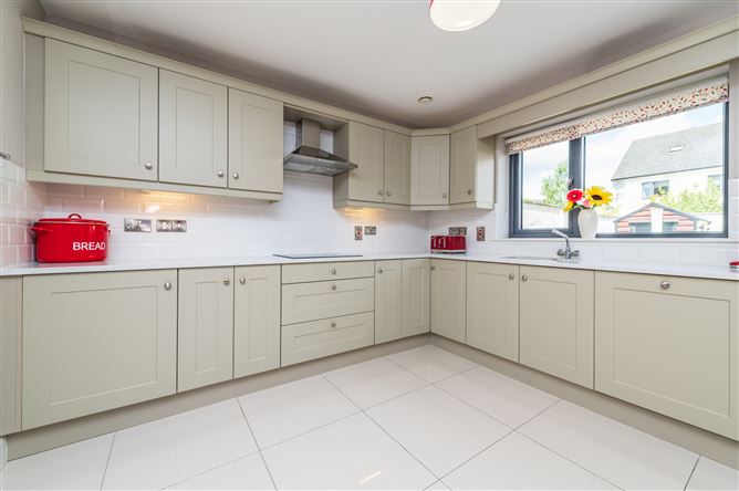 https://photos-a.propertyimages.ie/media/8/9/7/5019798/c63ac39a-a25a-494e-8cef-6790f95ef971_l.jpg