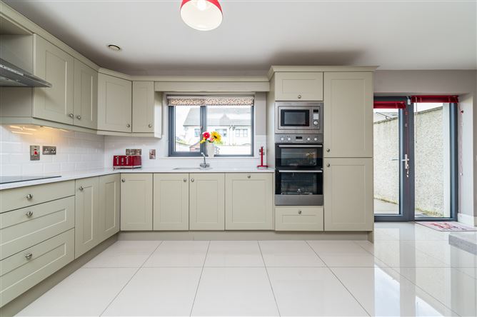 https://photos-a.propertyimages.ie/media/8/9/7/5019798/c63ac39a-a25a-494e-8cef-6790f95ef971_l.jpg