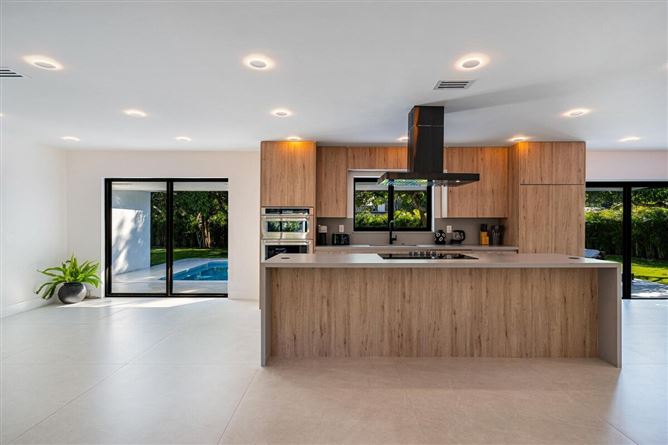 Photo 9 of 10 — Teak & Turquoise,Miami,Florida,USA