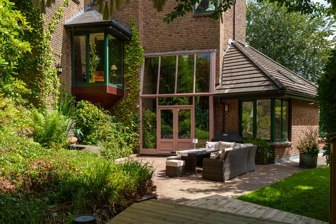 https://photos-a.propertyimages.ie/media/8/9/9/5007998/d7b1b5f3-b87e-46f2-b596-0eb3abe3b3df_l.jpg