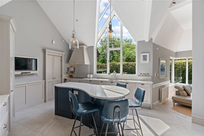 https://photos-a.propertyimages.ie/media/8/9/9/5007998/d7b1b5f3-b87e-46f2-b596-0eb3abe3b3df_l.jpg