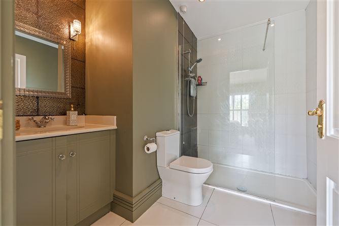 https://photos-a.propertyimages.ie/media/8/9/9/5007998/d7b1b5f3-b87e-46f2-b596-0eb3abe3b3df_l.jpg