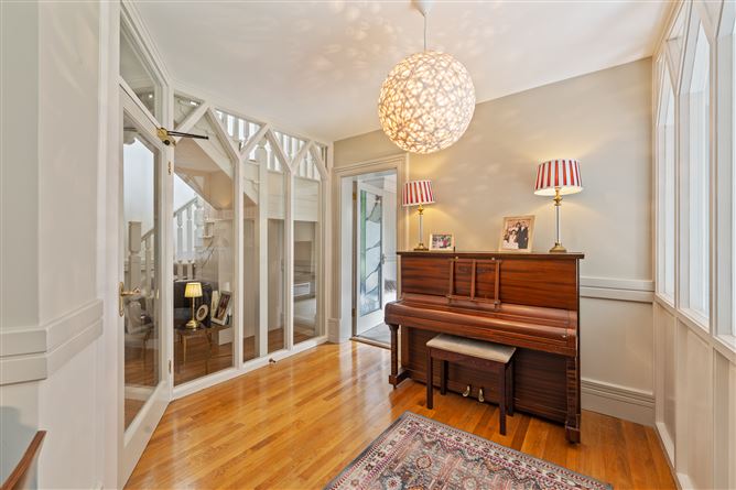 https://photos-a.propertyimages.ie/media/8/9/9/5007998/d7b1b5f3-b87e-46f2-b596-0eb3abe3b3df_l.jpg