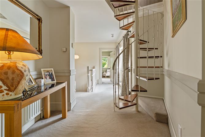 https://photos-a.propertyimages.ie/media/8/9/9/5007998/d7b1b5f3-b87e-46f2-b596-0eb3abe3b3df_l.jpg