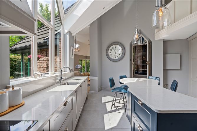https://photos-a.propertyimages.ie/media/8/9/9/5007998/d7b1b5f3-b87e-46f2-b596-0eb3abe3b3df_l.jpg