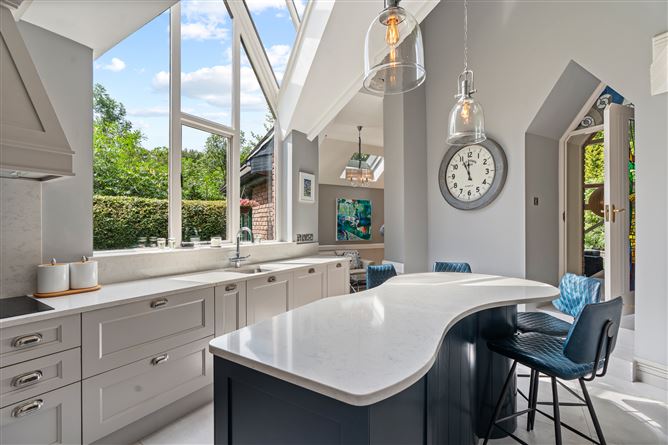 https://photos-a.propertyimages.ie/media/8/9/9/5007998/d7b1b5f3-b87e-46f2-b596-0eb3abe3b3df_l.jpg
