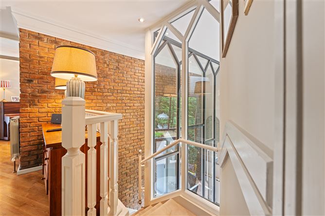 https://photos-a.propertyimages.ie/media/8/9/9/5007998/d7b1b5f3-b87e-46f2-b596-0eb3abe3b3df_l.jpg