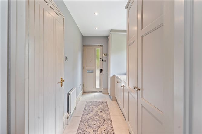 https://photos-a.propertyimages.ie/media/8/9/9/5007998/d7b1b5f3-b87e-46f2-b596-0eb3abe3b3df_l.jpg
