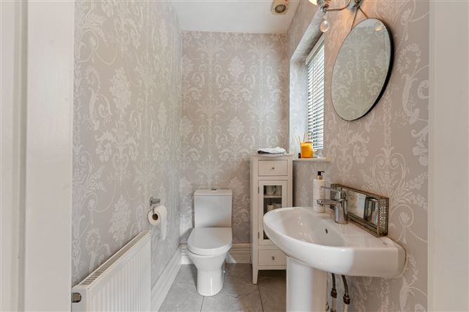 https://photos-a.propertyimages.ie/media/8/9/9/5007998/d7b1b5f3-b87e-46f2-b596-0eb3abe3b3df_l.jpg