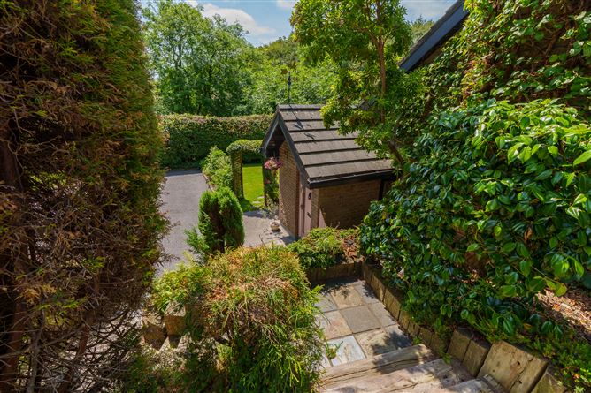 https://photos-a.propertyimages.ie/media/8/9/9/5007998/d7b1b5f3-b87e-46f2-b596-0eb3abe3b3df_l.jpg