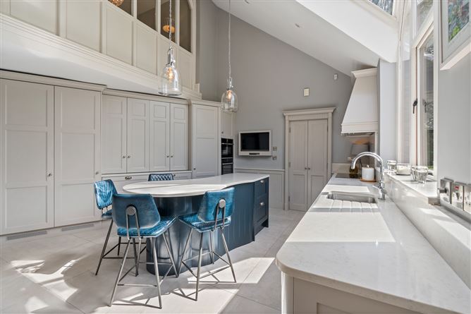 https://photos-a.propertyimages.ie/media/8/9/9/5007998/d7b1b5f3-b87e-46f2-b596-0eb3abe3b3df_l.jpg