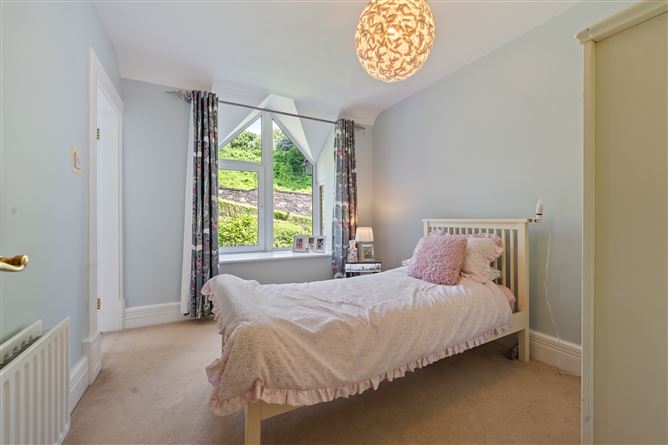 https://photos-a.propertyimages.ie/media/8/9/9/5007998/d7b1b5f3-b87e-46f2-b596-0eb3abe3b3df_l.jpg