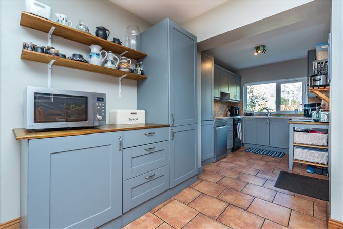 https://photos-a.propertyimages.ie/media/9/0/0/4917009/7a0dafc7-7ab6-4d5a-ae63-547298591a10_l.jpg