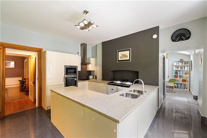 https://photos-a.propertyimages.ie/media/9/0/3/4941309/13646481-16c8-4eb7-803c-ba95b0d17196_l.jpg