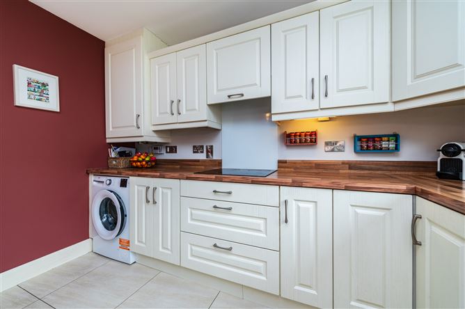 https://photos-a.propertyimages.ie/media/9/0/5/5009509/ee1e9c06-44ed-4d4a-8ad9-306dbcfc5ca6_l.jpg