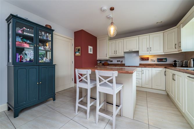 https://photos-a.propertyimages.ie/media/9/0/5/5009509/ee1e9c06-44ed-4d4a-8ad9-306dbcfc5ca6_l.jpg
