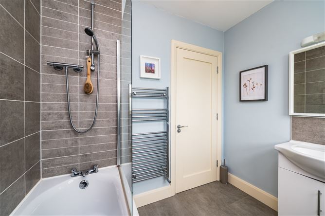 https://photos-a.propertyimages.ie/media/9/0/5/5009509/ee1e9c06-44ed-4d4a-8ad9-306dbcfc5ca6_l.jpg