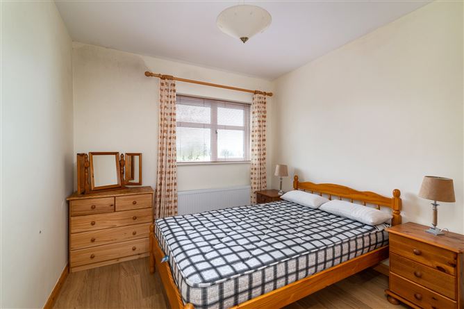 18 Bally Too Manor, Tarmonbarry, Co. Roscommon.