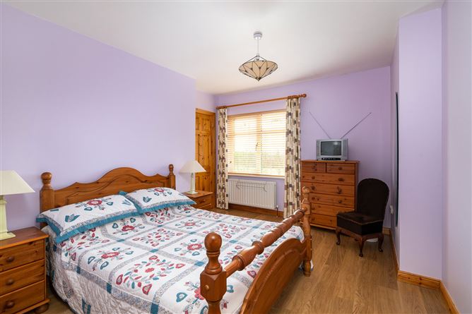 18 Bally Too Manor, Tarmonbarry, Co. Roscommon.
