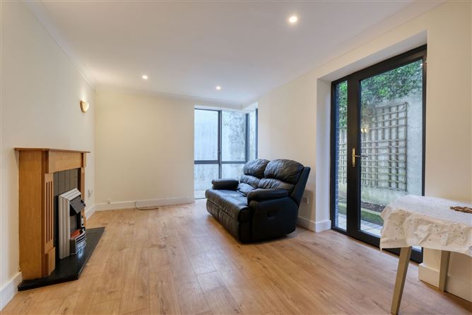 7 Harbour Point, Market Square, Longford