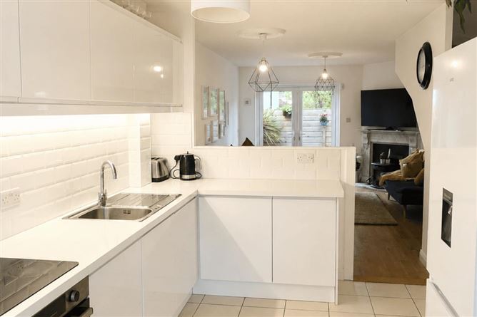 https://photos-a.propertyimages.ie/media/9/2/7/5003729/8656b3ea-0a03-46ed-8bef-fd9367f365a2_l.png