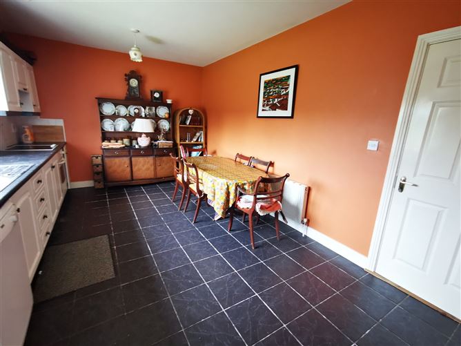 28 Hollywood Grove, Ballaghaderreen, Co. Roscommon