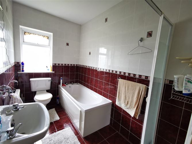 28 Hollywood Grove, Ballaghaderreen, Co. Roscommon