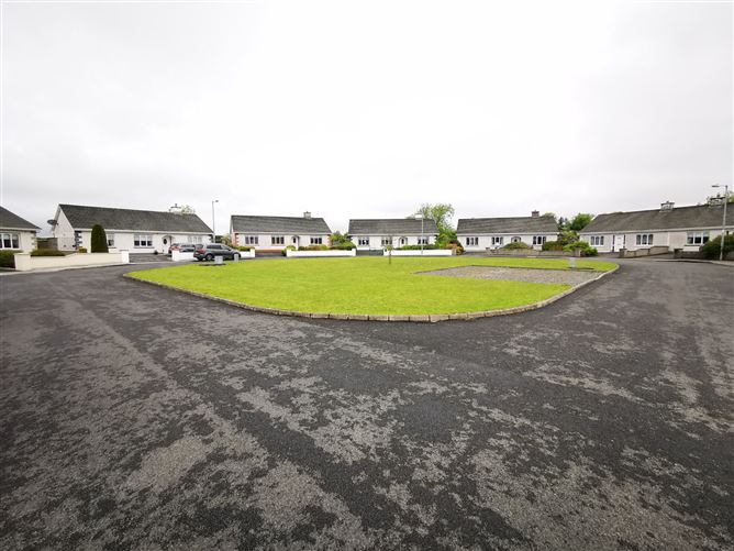 28 Hollywood Grove, Ballaghaderreen, Co. Roscommon
