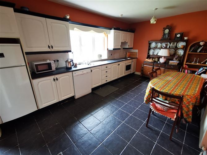 28 Hollywood Grove, Ballaghaderreen, Co. Roscommon