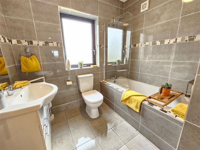 27 Meadow View, Creggaunnahilla, Clarecastle, Co. Clare